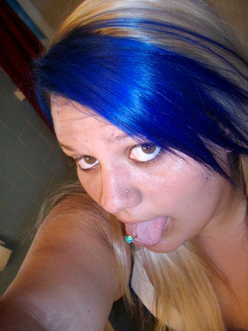 <img500*666:stuff/me_with_my_blue_hair_%3a%29.jpg>